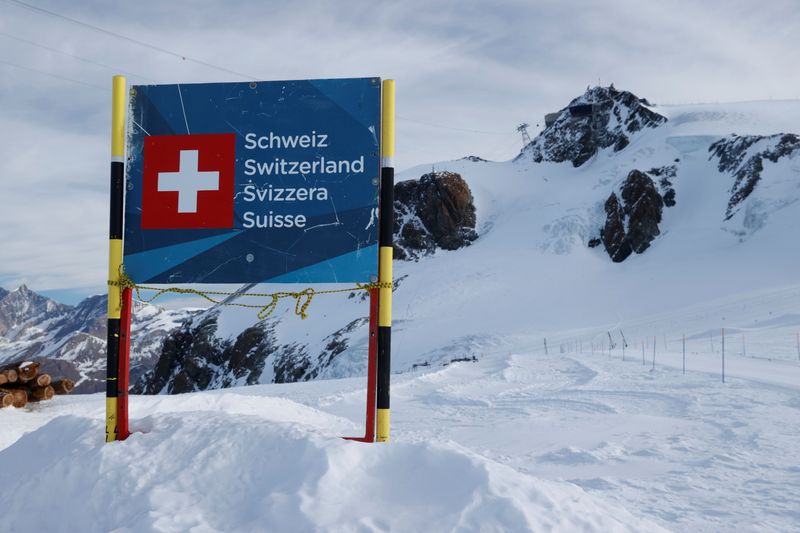 &copy; Reuters. Un cartello nei pressi di una stazione sciistica a Zermatt, in Svizzera