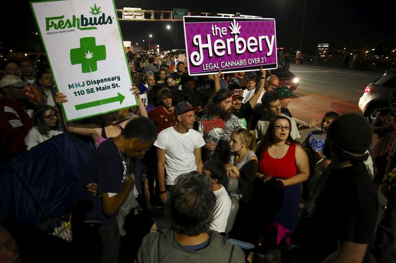 © Reuters. FILE PHOTO: Marijuana enthusiasts gather after midnight to celebrate the legalization of recreational use of marijuana in Portland, Oregon