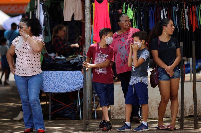 &copy; Reuters. Pessoas em mercado de rua em Ceilândia (DF) durante a pandemia de coronavírus