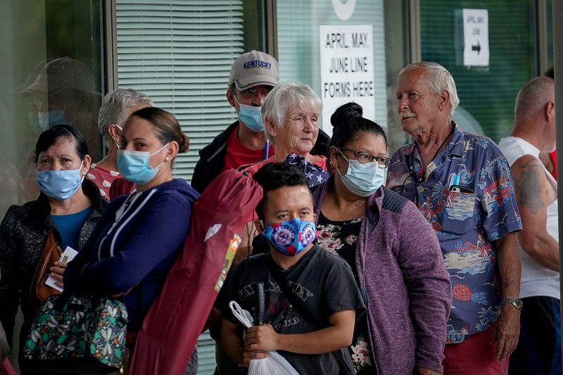 &copy; Reuters. FILE PHOTO: FILE PHOTO: People line up outside a Kentucky Career Center hoping to find assistance with their unemployment claim in Frankfort