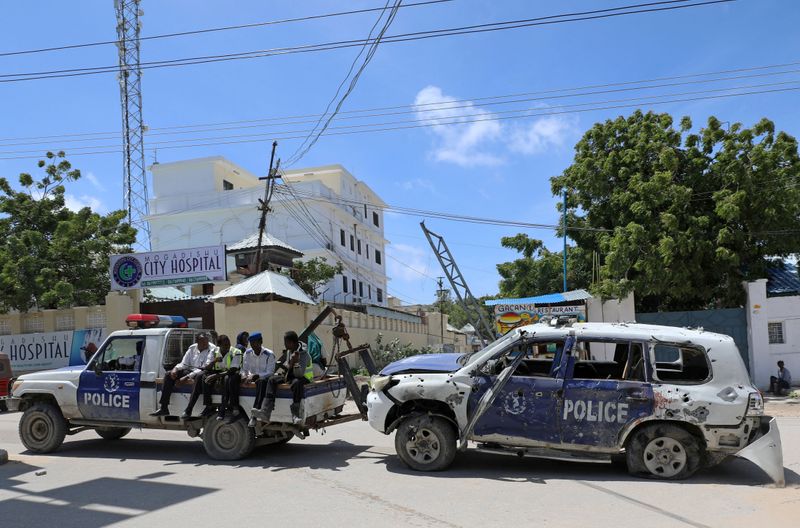&copy; Reuters. FILE PHOTO: Somali police officers tow their car from the scene of a roadside explosion in Hodan district of Mogadishu