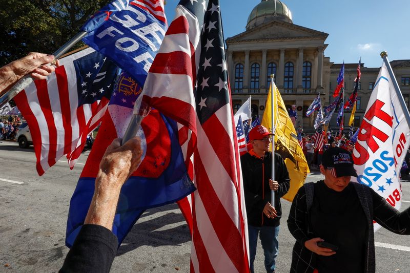 © Reuters. Supporters of U.S. President Trump protest in Atlanta, Georgia