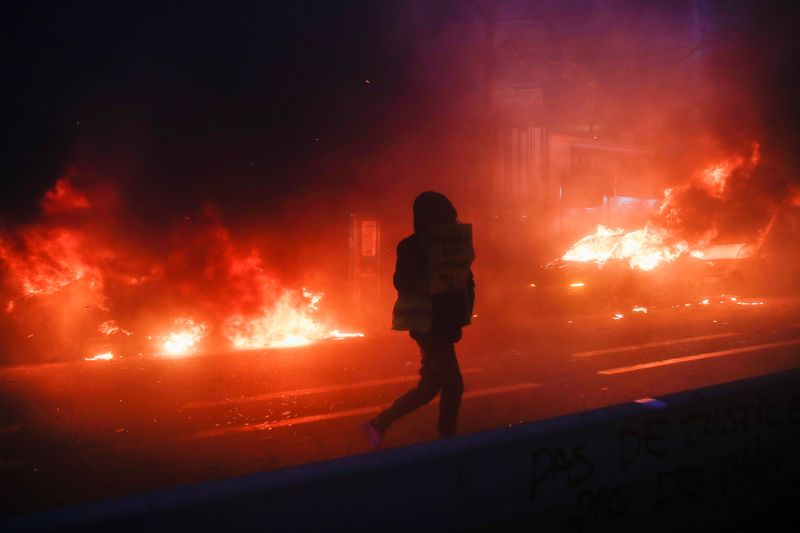 &copy; Reuters. متظاهرون مقنعون يشعلون النار في سيارات ويحطمون واجهات متاجر في باريس