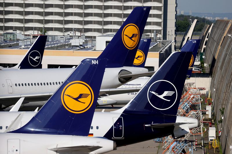 © Reuters. FILE PHOTO: Lufthansa planes are seen parked on the tarmac of Frankfurt Airport