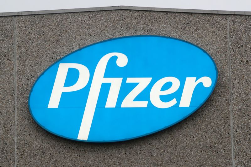 &copy; Reuters. FILE PHOTO: A logo of Pfizer is seen at the entrance to the Pfizer factory in Puurs