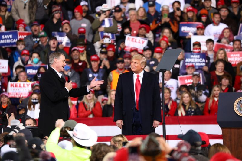 © Reuters. Senator David Perdue addresses a crowd as U.S. President Donald Trump hosts a campaign event with U.S. Republican Senators David Perdue and Kelly Loeffler at Valdosta Regional Airport in Valdosta, Georgia