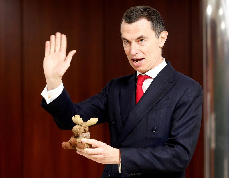 © Reuters. FILE PHOTO: Unicredit bank CEO Mustier holds his mascot Elkette during the UniCredit's shareholders meeting in Rome