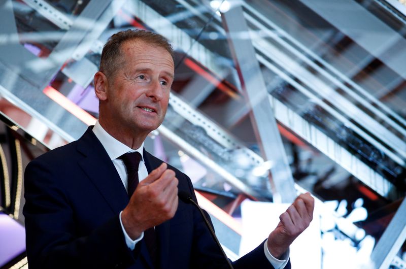 © Reuters. FILE PHOTO: Volkswagen Chief Executive Herbert Diess