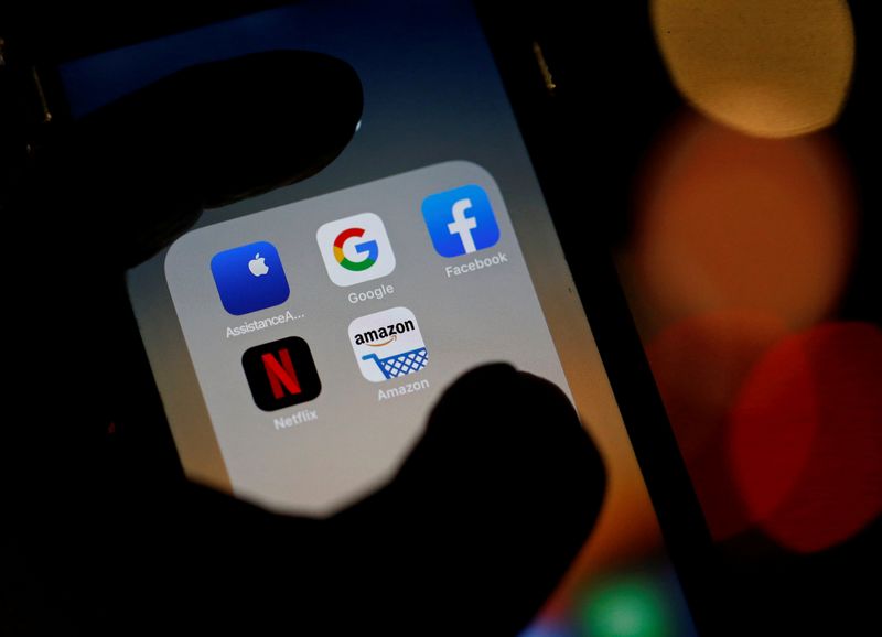 &copy; Reuters. FILE PHOTO: The logos of mobile apps, Google, Amazon, Facebook, Apple and Netflix, are displayed on a screen in this illustration picture