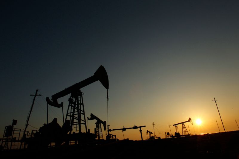 &copy; Reuters. Pump jacks are silhouetted against the rising sun at an oilfield in Baku