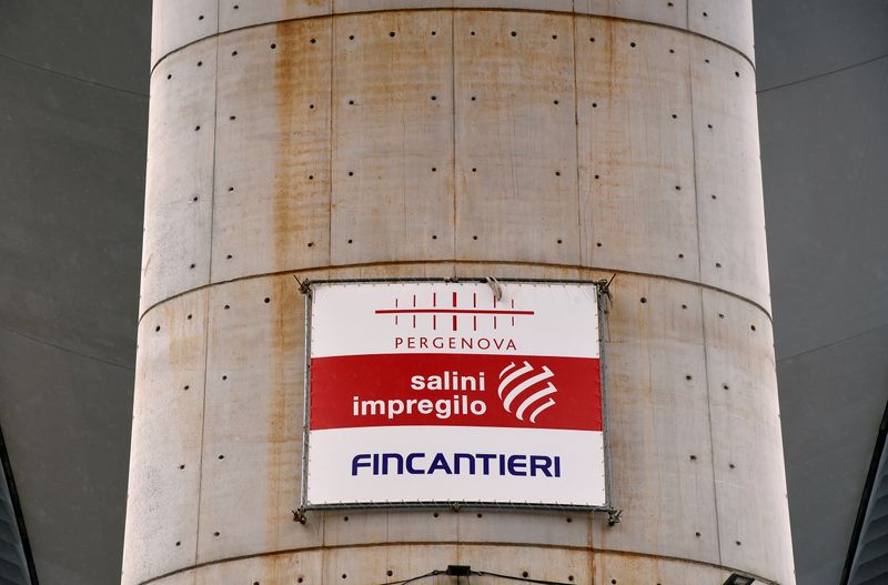 &copy; Reuters. I loghi dei gruppi infrastrutturali Salini Impregilo e Fincantieri sul nuovo ponte di Genova
