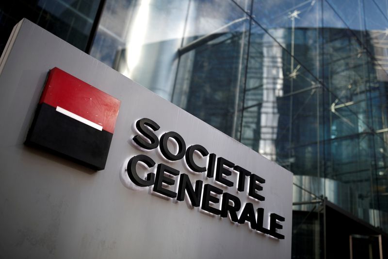 &copy; Reuters. Il logo di Société Générale presso la sede nel quartiere finanziario La Defense
