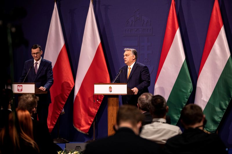 © Reuters. FILE PHOTO: Hungarian PM Orban and Polish PM Morawiecki meet in Budapest