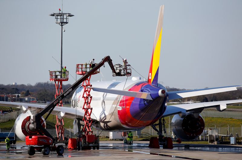 &copy; Reuters. FILE PHOTO: An Asiana Airlines Airbus A350-900 is seen at the Airbus delivery center in Colomiers near Toulouse