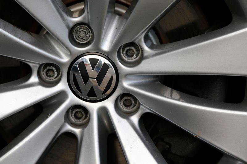 &copy; Reuters. Logo da VW em roda de um carro da Volkswagen em loja em Bad Honnef, Alemanha