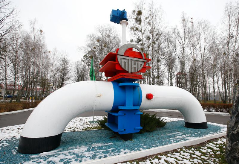 © Reuters. A model of a pipe line is seen at the main entrance to the Gomel Transneft oil pumping station