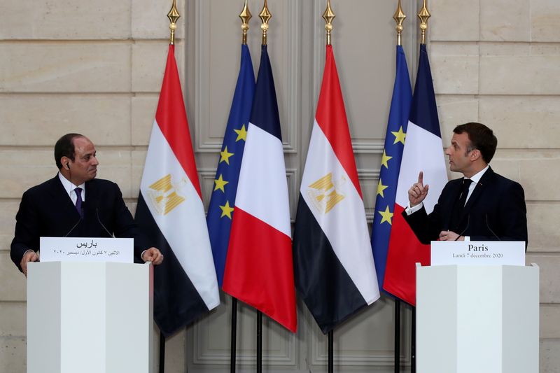 © Reuters. ماكرون يقول فرنسا ستبيع السلاح لمصر بغض النظر عن سجل حقوق الإنسان