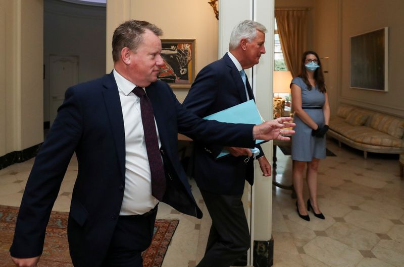 &copy; Reuters. FILE PHOTO: Britain&apos;s chief negotiator David Frost and EU&apos;s chief negotiator Michel Barnier arrive for trade talks in Brussels