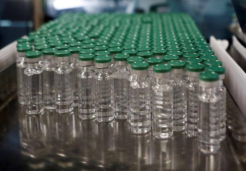 &copy; Reuters. Frascos de vacina no Instituto Serum, da Índia