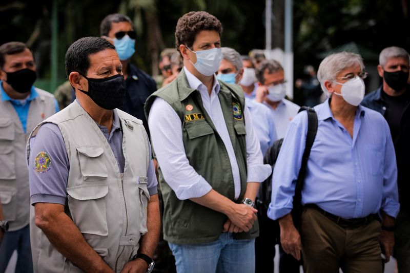 © Reuters. Brazil's Vice President Mourao, Environment Minister Salles and EU Ambassador to Brazil Ybanez visit the Jungle War Instruction Center in Manaus