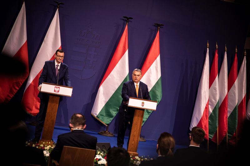 &copy; Reuters. FILE PHOTO: Hungarian PM Orban and Polish PM Morawiecki meet in Budapest