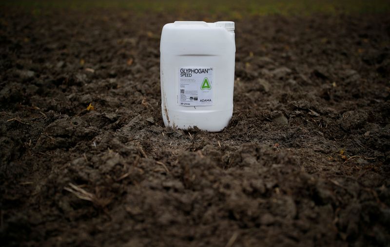 &copy; Reuters. FOTO DE ARCHIVO: Una lata de herbicida de glifosato en un campo en Ouzouer-sous-Bellegarde, Francia, el 30 de noviembre de 2017