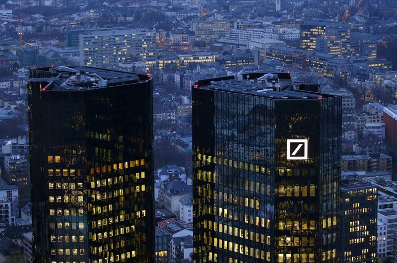 © Reuters. FILE PHOTO: The headquarters of Germany's Deutsche Bank is photographed early evening in Frankfurt