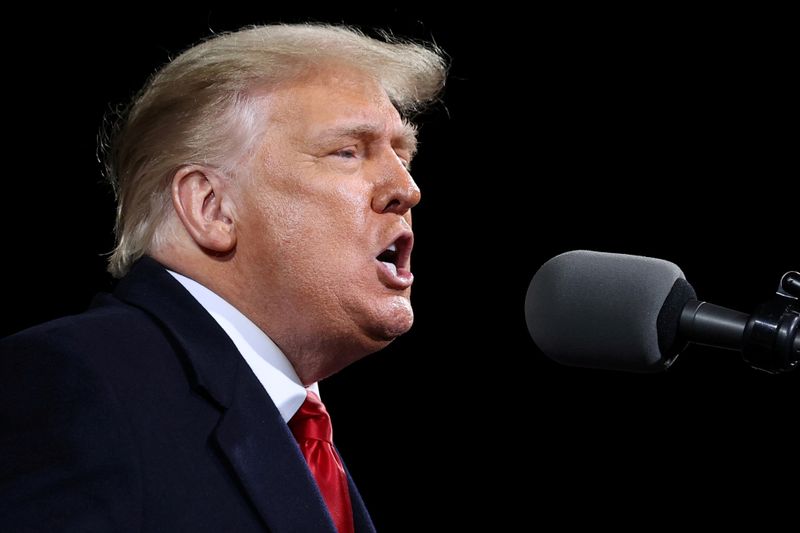 © Reuters. FILE PHOTO: U.S. President Trump campaigns for Republican U.S. senators Perdue and Loeffler during a rally in Valdosta, Georgia