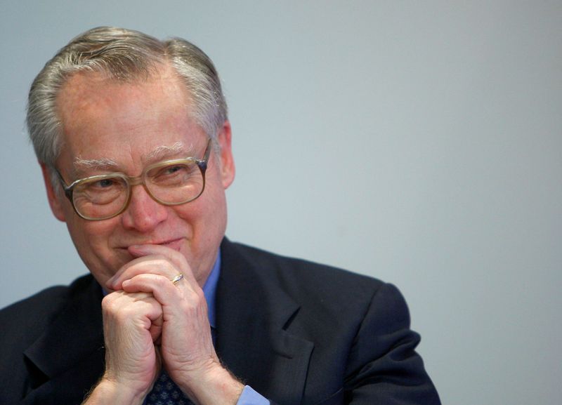 &copy; Reuters. FILE PHOTO: Dan Fuss, Vice Chairman of Loomis Sayles, speaks at the Reuters Investment Summit in New York