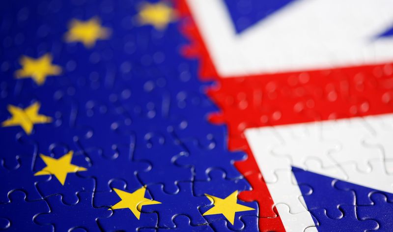 © Reuters. Un puzzle con le bandiere dell'Unione europea e del Regno Unito.