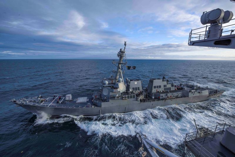 © Reuters. FILE PHOTO: The U.S. Navy guided-missile destroyer USS Kidd transits the Gulf of Alaska