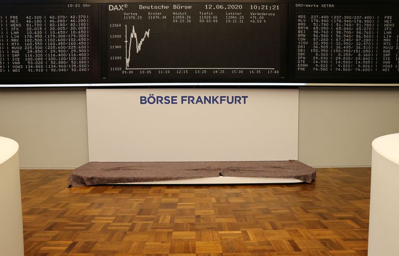 &copy; Reuters. Una tarima en construcción en la Bolsa de Valores de Fráncfort, mientras los mercados reaccionan ante la enfermedad del coronavirus (COVID-19), Alemania.
