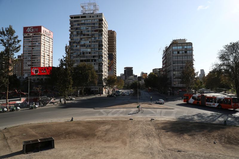 &copy; Reuters. Praça praticamente vazia em Santiago