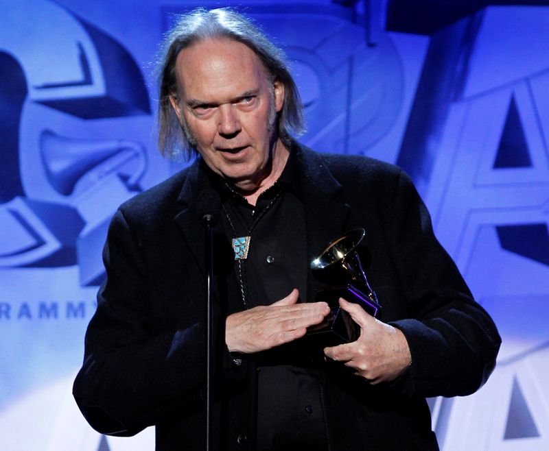 &copy; Reuters. FILE PHOTO: Canadian singer songwriter Neil Young accepts his award at the 53rd annual Grammy Awards in Los Angeles