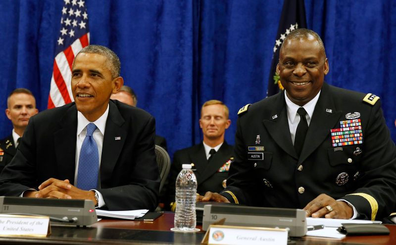 © Reuters. U.S. President Barack Obama sits next to Commander of Central Command Gen. Lloyd Austin III during in a briefing from top military leaders while at U.S. Central Command at MacDill Air Force Base in Tampa