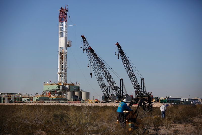 &copy; Reuters. 原油先物は下落、コロナ感染拡大や各地の封鎖措置で