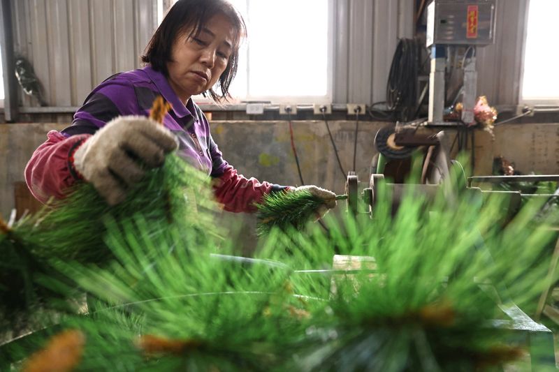 © Reuters. FILE PHOTO: An employee makes Christmas tree branches at the factory of Lien Teng Enterprise in Taichung, Taiwan