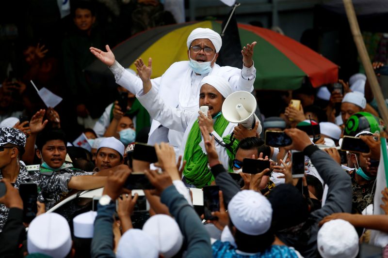 &copy; Reuters. FILE PHOTO: Rizieq Shihab, leader of Indonesian Islamic Defenders Front (FPI), is greeted by supporters at the Tanah Abang