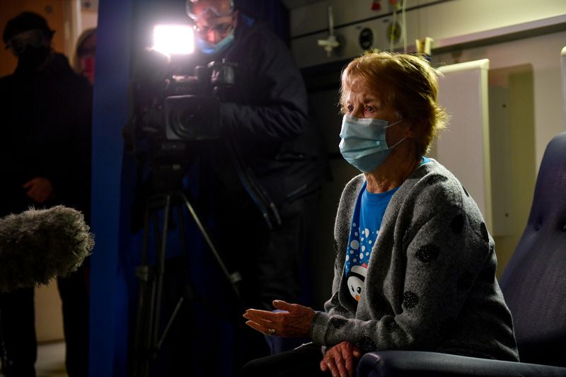 © Reuters. Margaret Keenan, 90, is the first patient in Britain to receive the Pfizer/BioNtech COVID-19 vaccine at University Hospital in Coventry