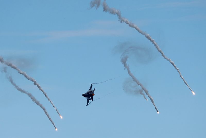 © Reuters. FILE PHOTO: A RF-16 fighter jet drops flares during the live fire Han Kuang military exercise, which simulates China's People's Liberation Army (PLA) invading the island, in Pingtung