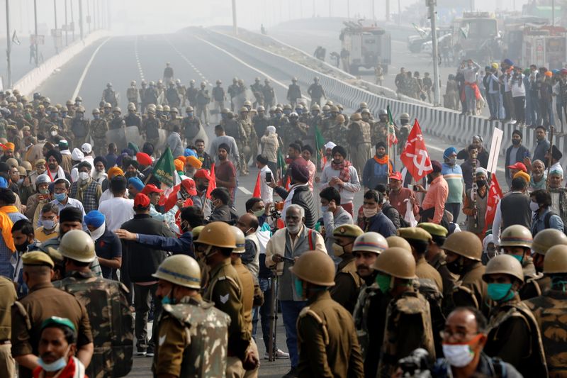 &copy; Reuters. مزارعون يحتجون في أرجاء الهند على سياسات مودي لتحرير الأسواق