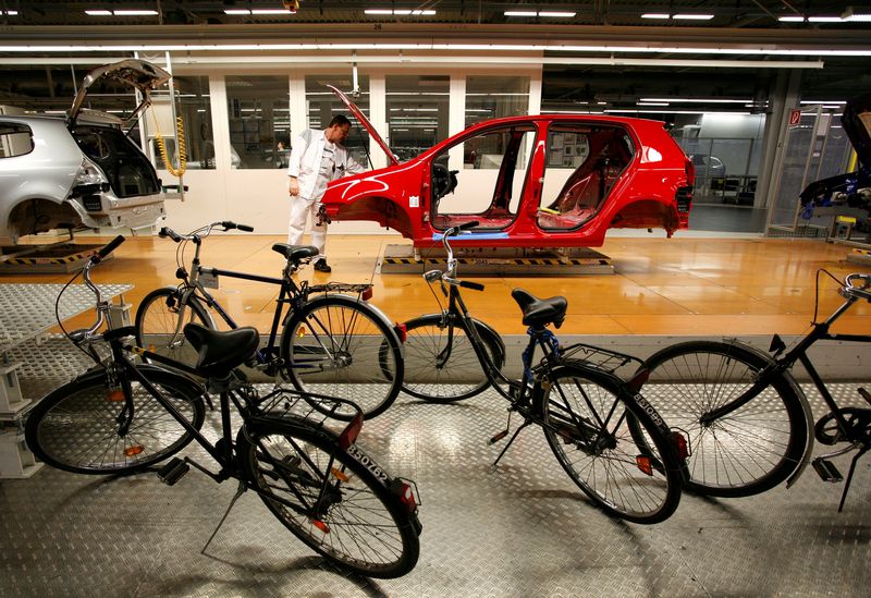 &copy; Reuters. FILE PHOTO: Bicycles are parked beside the production line while an employee works on a Volkswagen Golf car at Volkswagen plant in Wolfsburg