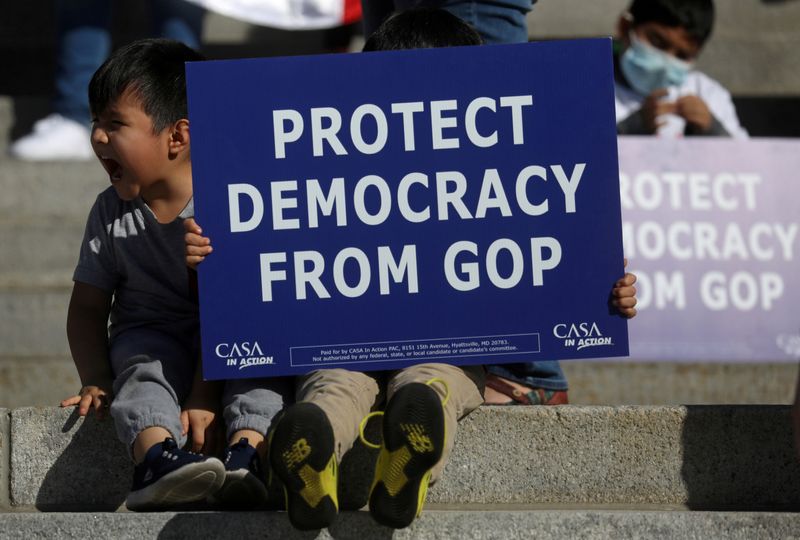 © Reuters. FILE PHOTO: Supporters of U.S. President Donald Trump rally in Harrisburg, PA after Biden is declared winner of the election