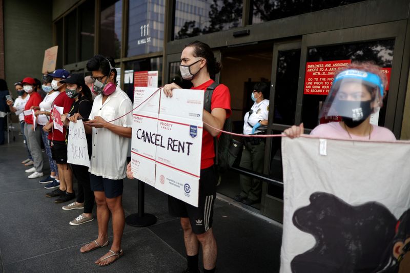 © Reuters. FILE PHOTO: Protesters surround the LA Superior Court to prevent an upcoming wave of evictions and call on Governor Gavin Newsom to pass an eviction moratorium, amid the global outbreak of coronavirus disease (COVID-19), in Los Angeles