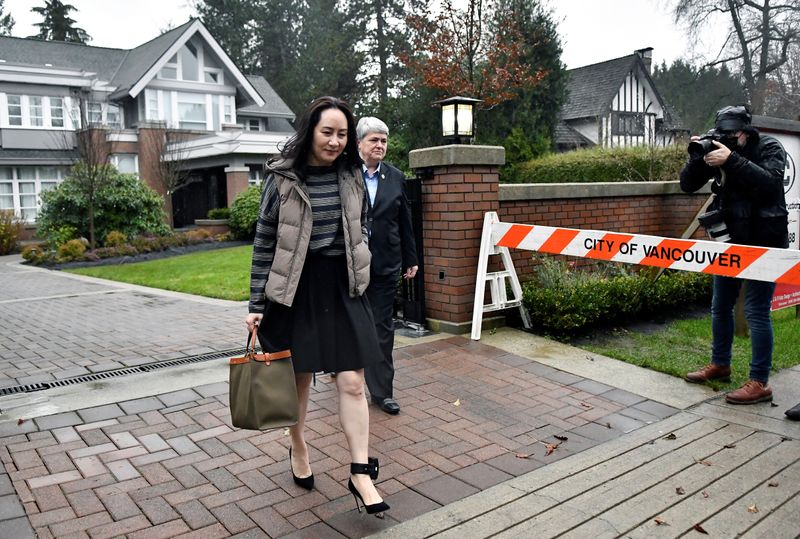 © Reuters. FILE PHOTO: Huawei Technologies CFO Meng Wanzhou leaves her home to attend a court hearing in Vancouver