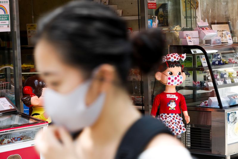 &copy; Reuters. Mulher passa por distrito de compras em Tóquio em meio à pandemia de Covid-19