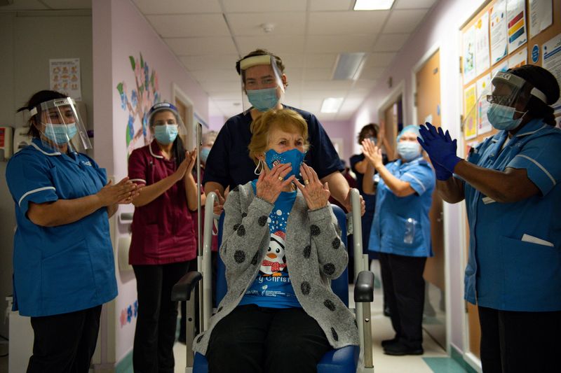 © Reuters. Margaret Keenan, 90, is the first person in Britain to receive the Pfizer/BioNTech  COVID-19 vaccine at University Hospital in Coventry