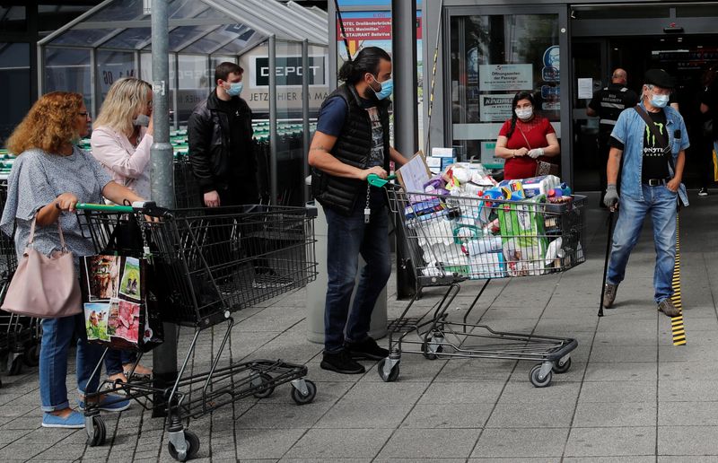 &copy; Reuters. Consumidores na entrada do shopping Rhein Center em Rhein, Alemanha