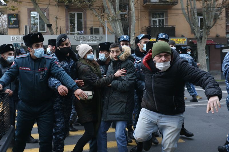 &copy; Reuters. المئات يغلقون الشوارع في أرمينيا بعد تجاهل رئيس الوزراء موعدا نهائيا للتنحي