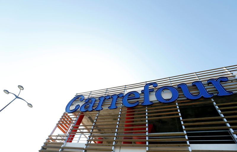 © Reuters. FILE PHOTO: A Carrefour logo is seen on a Carrefour Hypermarket store in Merignac near Bordeaux